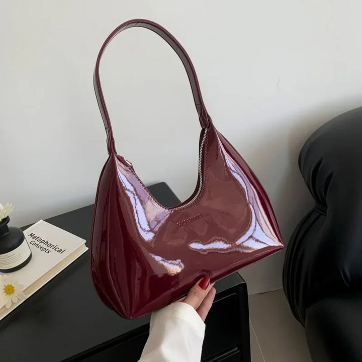 Vera™ – Elegancka bordowa torebka na ramię z lakierowanym wykończeniem